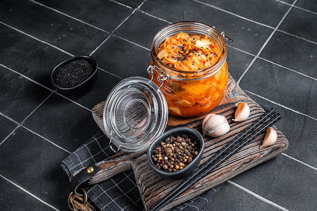 Hausgemachtes Kimchi in einem Glas traditionelle koreanische Küche Schwarzer Hintergrund Draufsicht