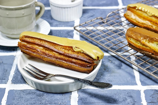 hausgemachtes köstliches französisches Schokoladen- und Karamell-Eclair-Gebäck EDIT