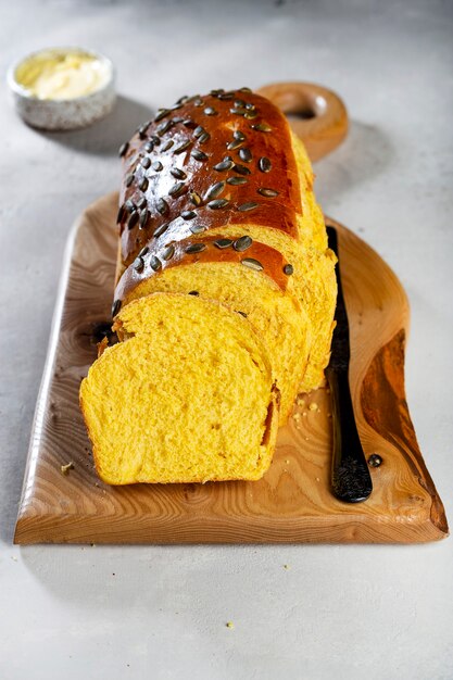 Hausgemachtes Kürbis-Brioche-Französisches Brot mit Kernen zum Frühstück