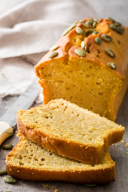 Hausgemachtes Kürbisbrot auf Holztisch.