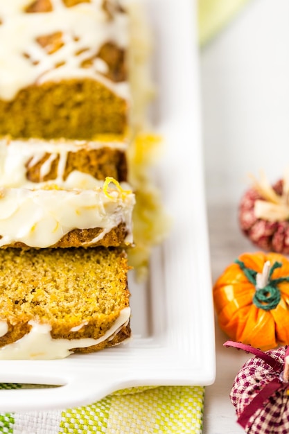 Hausgemachtes Kürbisbrot mit Orangenglasur obenauf.