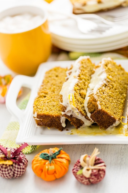 Hausgemachtes Kürbisbrot mit Orangenglasur obenauf.