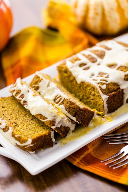 Hausgemachtes Kürbisbrot mit Orangenglasur obenauf.