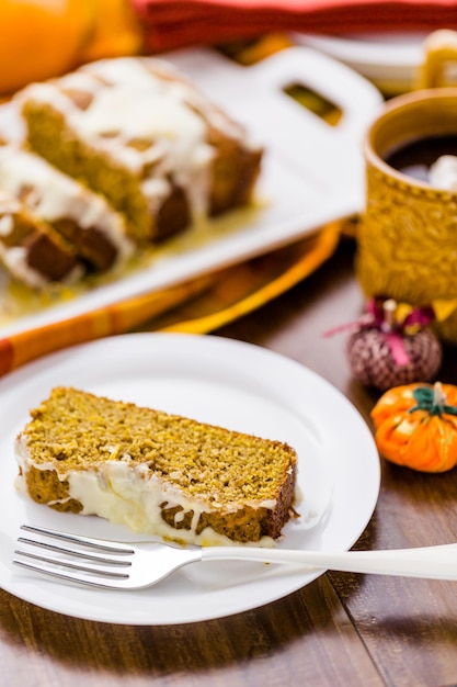 Hausgemachtes Kürbisbrot mit Orangenglasur obenauf.