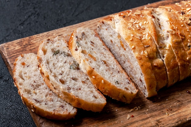 Hausgemachtes Mehrkornbrot mit Leinsamen und Sesam