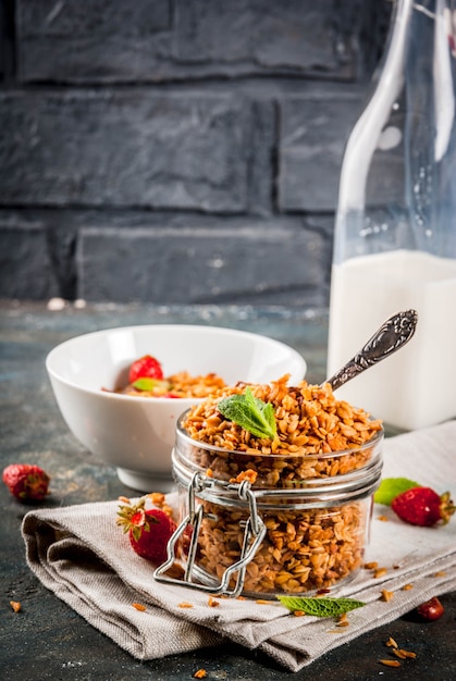 Hausgemachtes Müsli aus Getreidemischung mit Erdbeeren