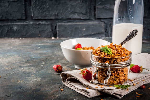 Hausgemachtes müsli aus getreidemischung mit erdbeeren