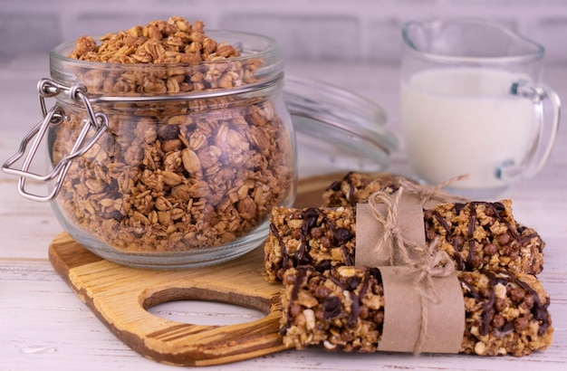 Hausgemachtes Müsli in einem Glas und Müsliriegel