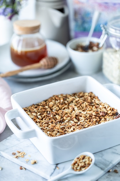 Hausgemachtes Müsli kochen.