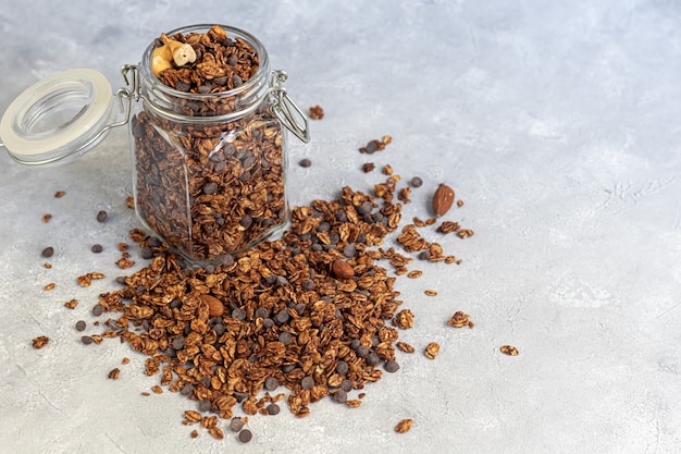 Hausgemachtes Müsli mit Beeren in einem Glas