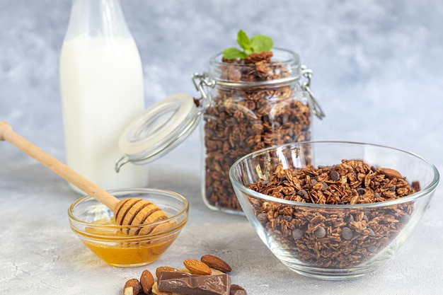 Hausgemachtes Müsli mit Beeren in einer Glasschüssel