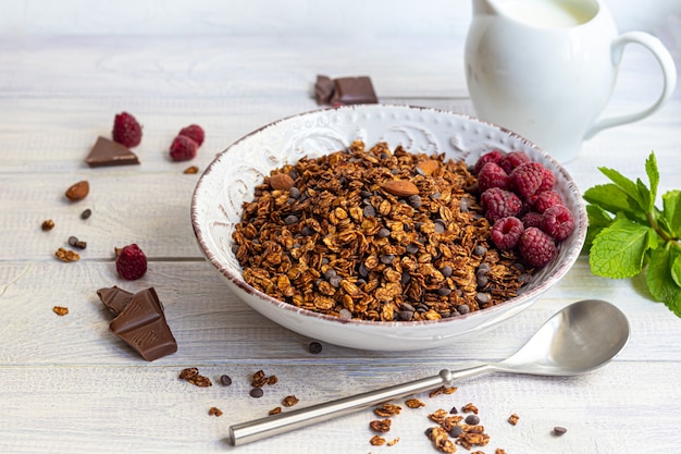 Hausgemachtes Müsli mit Beeren in einer Keramikschale