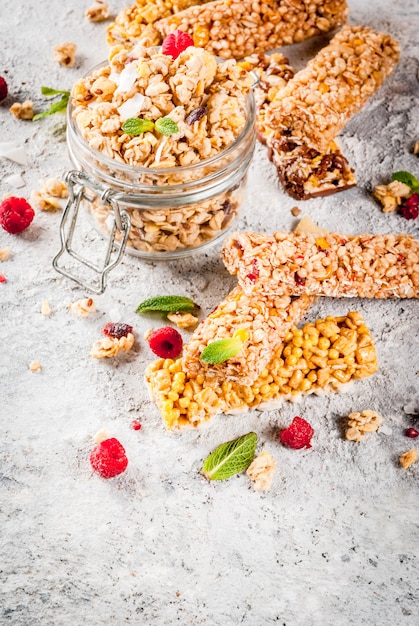 Hausgemachtes Müsli mit Beeren und Minze