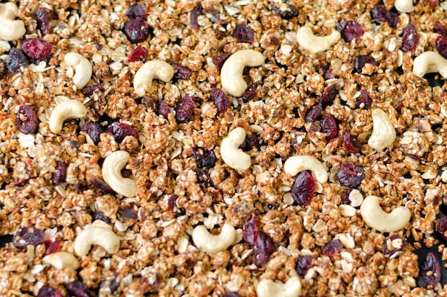 Foto hausgemachtes müsli mit cashewnüssen und preiselbeeren. hintergrund füllen