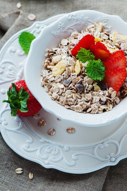 Hausgemachtes Müsli mit Erdbeere und Minze