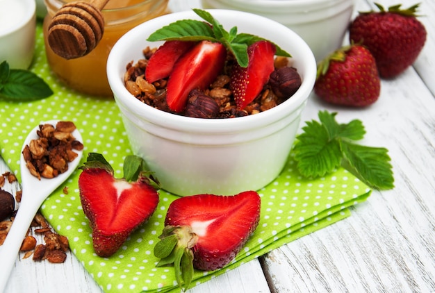 Hausgemachtes Müsli mit Erdbeeren