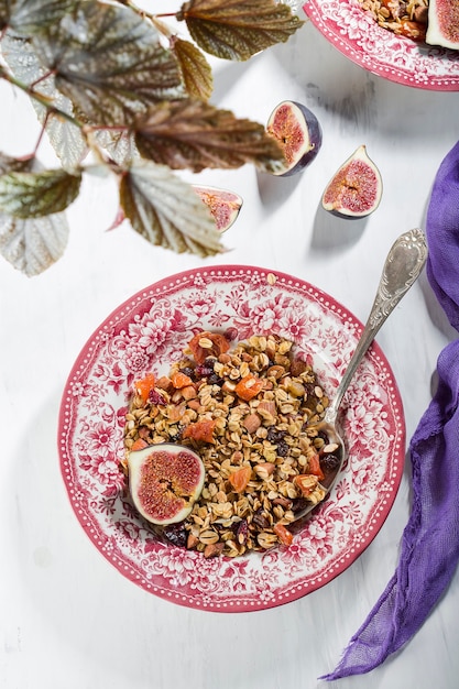 Hausgemachtes Müsli mit Feigen in einem Vintage-Teller