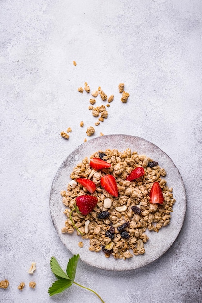 Hausgemachtes Müsli mit frischer Erdbeere