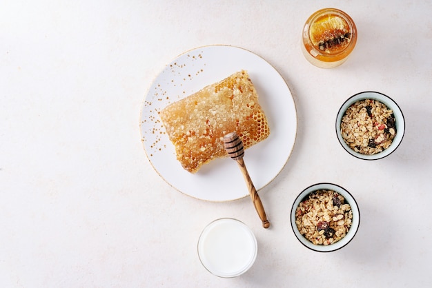 Hausgemachtes Müsli mit Honig