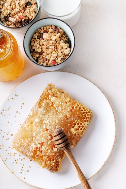 Hausgemachtes Müsli mit Honig