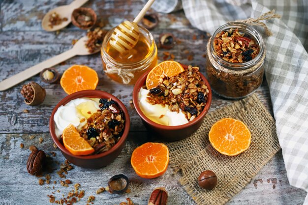 Hausgemachtes Müsli mit Joghurt, Obst und Honig