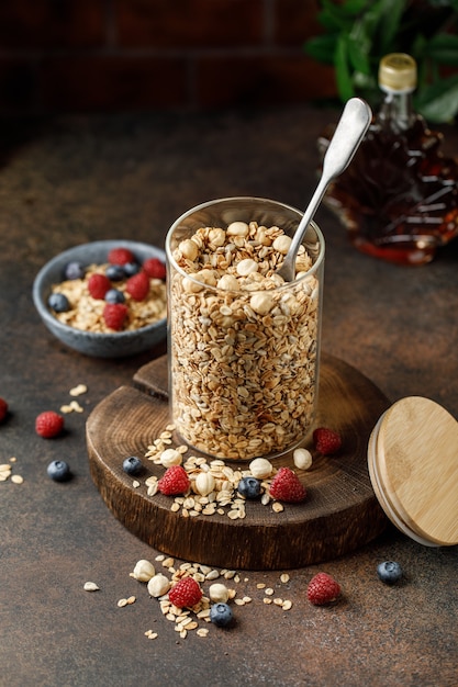 Hausgemachtes Müsli mit Nüssen Ahornsirup Müsli gesunder veganer Snack