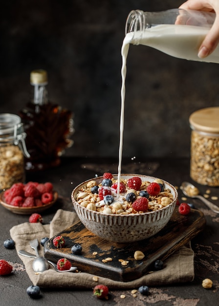 Hausgemachtes Müsli mit Nüssen Ahornsirup Müsli gesunder veganer Snack