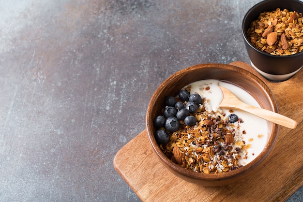 Hausgemachtes Müsli-Müsli mit Blaubeeren auf dunkelgrauer Draufsicht