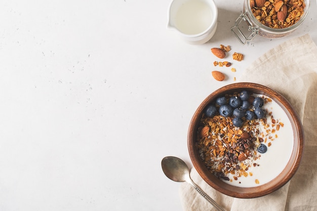 Hausgemachtes Müsli-Müsli mit Blaubeeren auf weißer Draufsicht