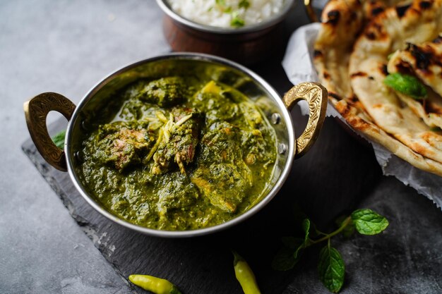 Foto hausgemachtes palak- oder saag-hühnchen mit butter-nan-brot und reis