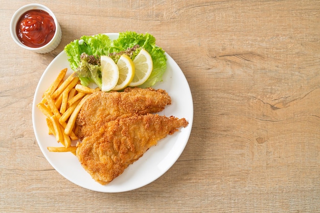 Hausgemachtes Paniertes Wiener Schnitzel mit Kartoffelchips