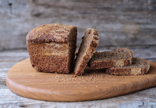 Hausgemachtes Roggen- und Weizenbrot mit Sonnenblumenkernen auf Eichenbrett