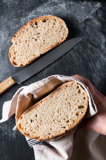 Hausgemachtes rustikales Bio-Sauerteigbrot