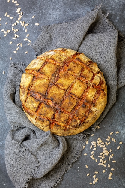 Hausgemachtes rustikales Brot mit Samen