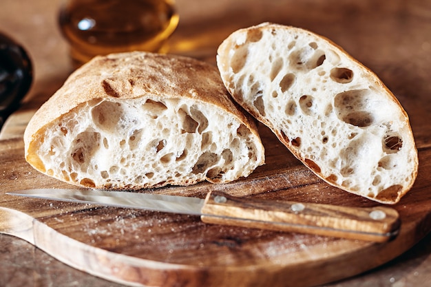 Hausgemachtes rustikales Brot und Messer