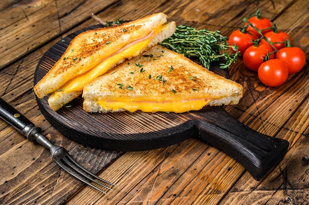 Hausgemachtes Sandwich mit gebratenem Schinken und Käse