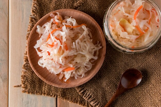 Hausgemachtes Sauerkraut auf Leinen