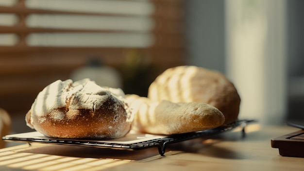 Hausgemachtes Sauerteigbrot und Baguette und auf dem Küchentisch gesunde Ernährung und traditionelles Bäckerei- und Konditoreikonzept