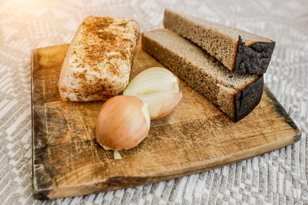 Hausgemachtes Schmalzbrot und Zwiebeln auf dem Schneidebrett Nationales Essen