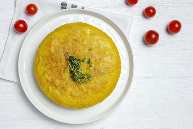 Hausgemachtes spanisches Omelett mit Kartoffeln und Eiern. Traditionelles spanisches Essen