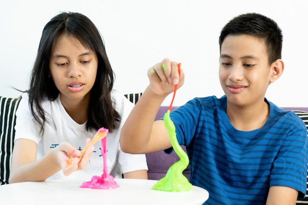 Foto hausgemachtes spielzeug namens slime kids, die spaß haben und durch wissenschaftliche experimente kreativ sind
