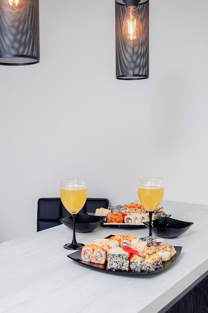 Hausgemachtes Sushi-Abendessen und Wein für zwei Personen