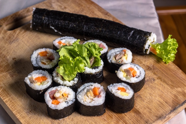 Hausgemachtes Sushi mit Lachsfisch