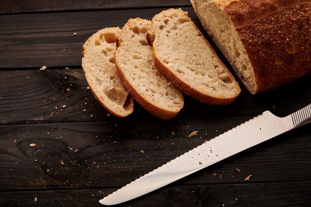 Foto hausgemachtes tartine-brot auf dunklem holztisch