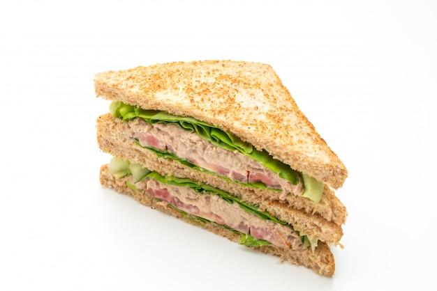 Hausgemachtes Thunfisch-Sandwich auf weißem Hintergrund