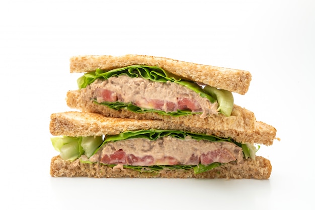 Hausgemachtes Thunfisch-Sandwich auf weißem Hintergrund