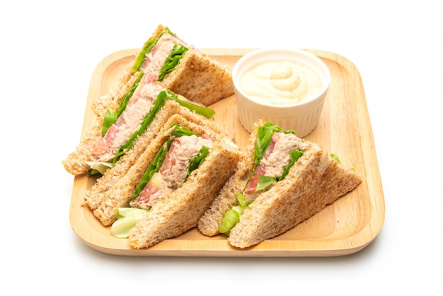 Hausgemachtes Thunfisch-Sandwich auf weißem Hintergrund