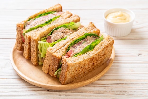 Hausgemachtes Thunfisch-Sandwich