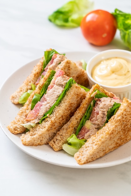 Hausgemachtes Thunfisch-Sandwich