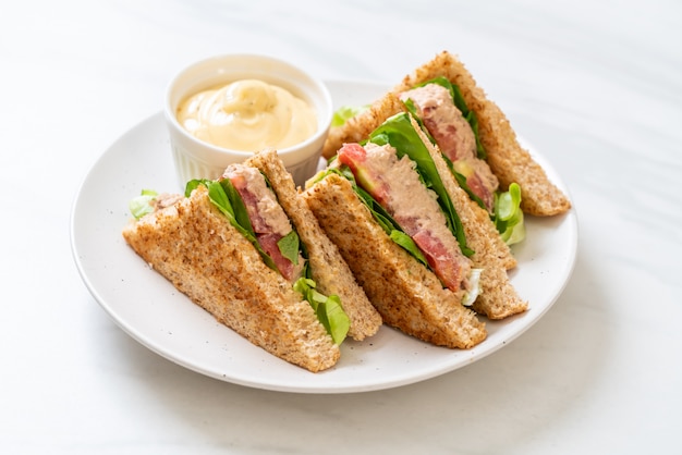 Hausgemachtes Thunfisch-Sandwich